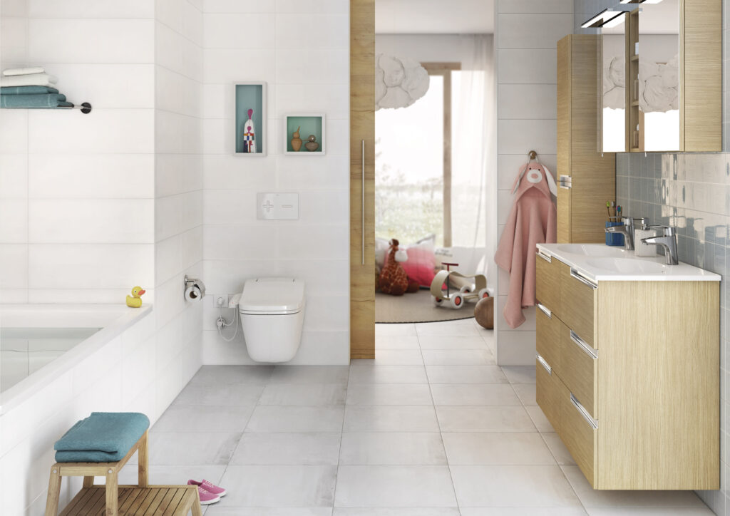 Baño familiar con tapa japonesa en entorno doméstico real