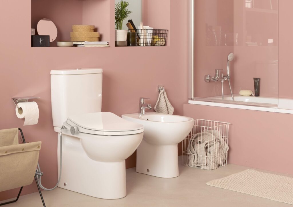 Comparativa entre tapa japonesa Roca y bidé tradicional en baño real