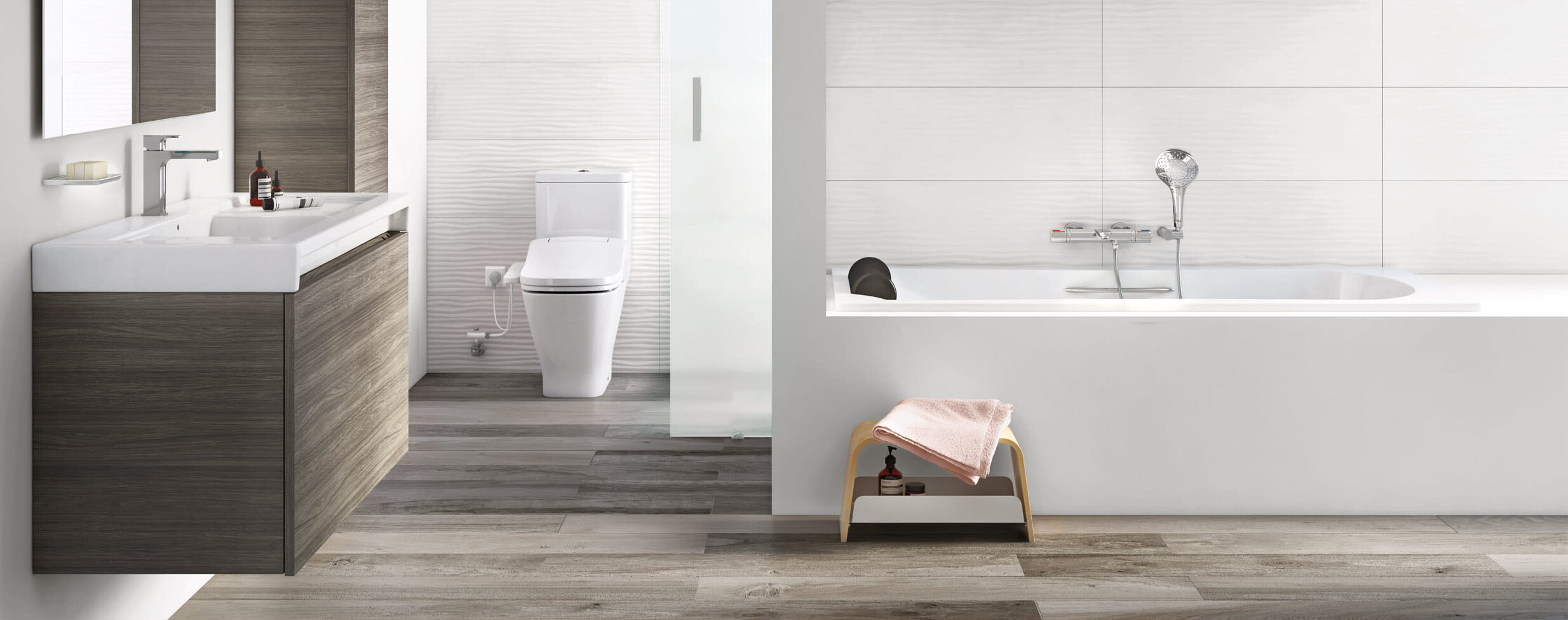 Baño moderno con tapa japonesa Roca y diseño minimalista en tonos blancos y madera